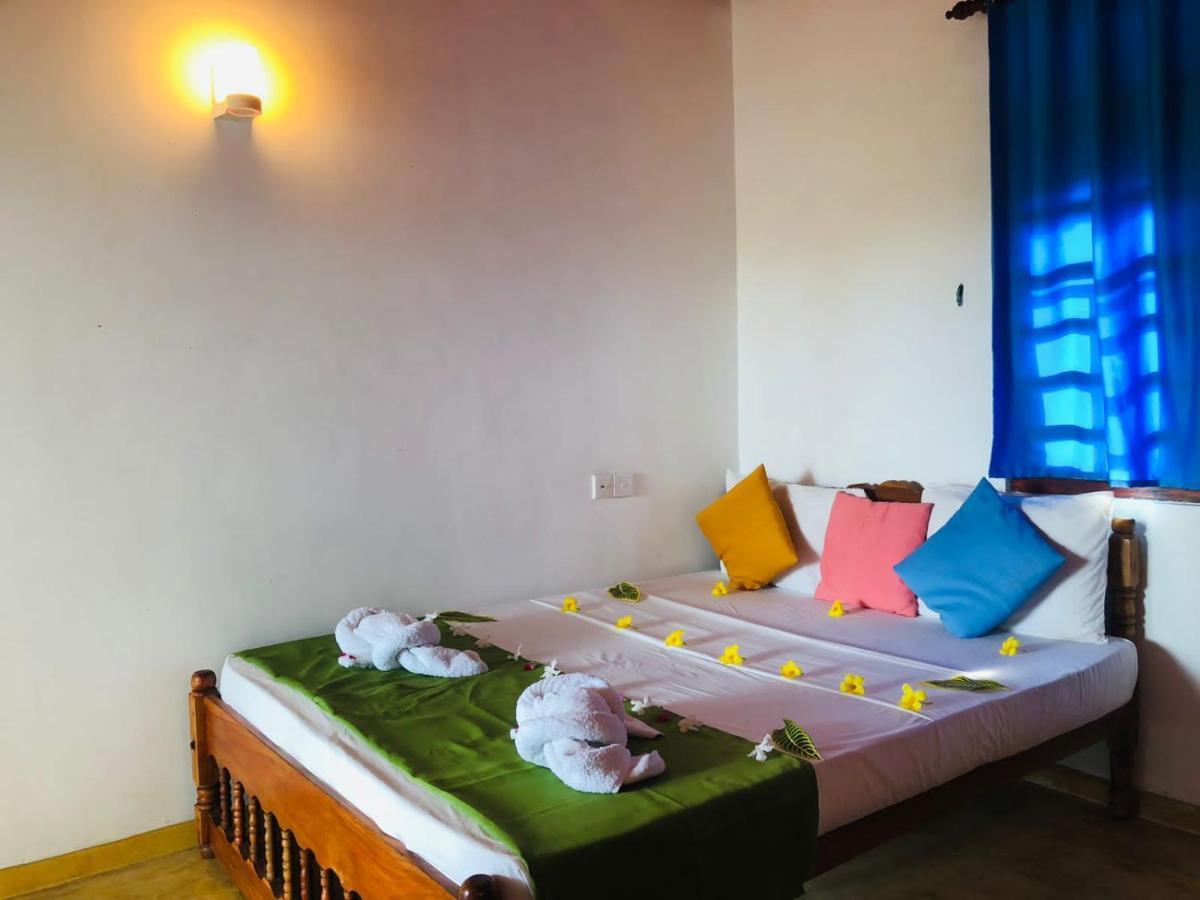 Rock Paradise Beach Hotel & Restaurent Тангалла Экстерьер фото
